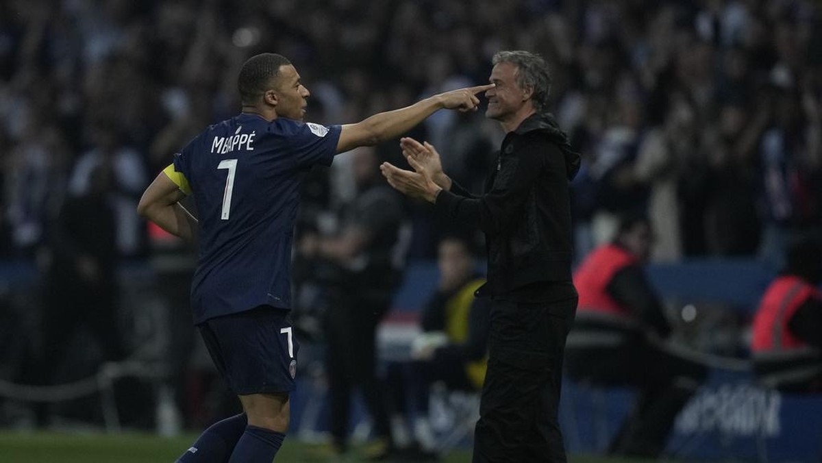 Luis Enrique tidak mendengar fans PSG mencemooh Kylian Mbappe (AP/Christophe Ena)