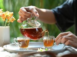 Hobi Minum Teh Tawar Saat Sahur dan Buka? Ini 7 Manfaat Sehatnya