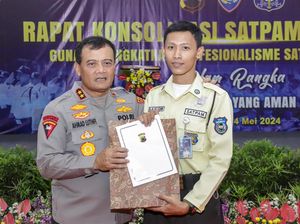 Satpam Stasiun Tawang Kembalikan Emas 500 Gram, Kapolda Jateng Beri Penghargaan Satpam Stasiun Tawang Kembalikan Emas 500 Gram, Kapolda Jateng Beri Penghargaan