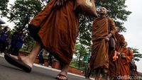 40 Bhikkhu Jalani Ritual Thudong Jalan Kaki 500 Km Jakarta-Borobudur