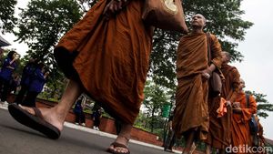 40 Bhikkhu Jalani Ritual Thudong Jalan Kaki 500 Km Jakarta-Borobudur