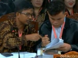 Di Sidang MK, KPU Tegur Pengacaranya karena Salah Tulis Pemohon dan Termohon Di Sidang MK, KPU Tegur Pengacaranya karena Salah Tulis Pemohon dan Termohon