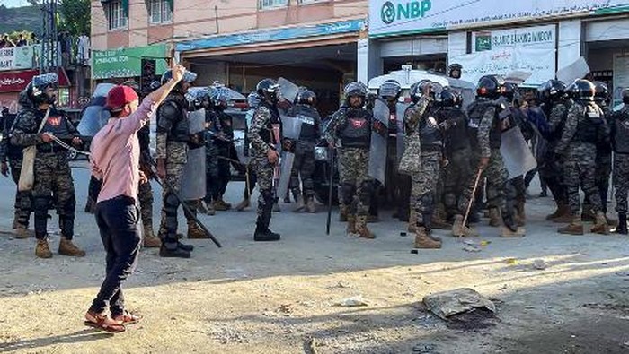 PAKISTAN-SECURITY-PROTEST Pakistani rangers cordon off a street during a protest by Kashmiri demonstrators of Jammu Kashmir Joint Awami Action Committee (JAAC) to condemn the soaring electricity and flour prices, on the outskirt of Muzaffarabad, the capital of Pakistan-administered Kashmir on May 13, 2024. (Photo by Sajjad QAYYUM / AFP)