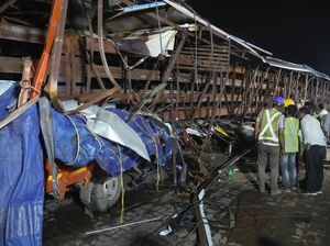 Papan Reklame di India Roboh gegara Hujan, 12 Orang tewas-60 Terluka Papan Reklame di India Roboh gegara Hujan, 12 Orang tewas-60 Terluka