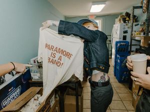 Paramore Ikut Viral Usai Buka Konser The Eras Tour di Paris!