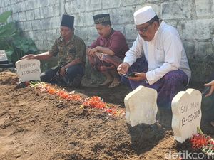 Ibu dan Anak Korban Kecelakaan Maut Fortuner Dimakamkan Berdampingan
