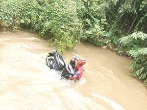 Heboh Pria Ceburkan Diri ke Sungai Cipakancilan Cilebut, Damkar Evakuasi Heboh Pria Ceburkan Diri ke Sungai Cipakancilan Cilebut, Damkar Evakuasi
