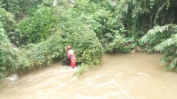 Pemotor pria dievakuasi tim rescue Dinas Pemadam Kebakaran (Damkar) Kabupaten Bogor usai menceburkan diri ke Sungai Cipakancilan. (dok Istimewa)