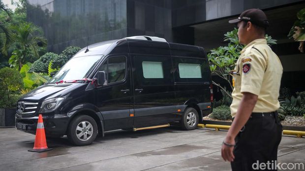 Petugas keamanan KPK mengawasi mobil merek Mercedes Benz Sprinter di kawasan gedung Merah Putih KPK, Jakarta, Selasa (14/5/2024).