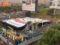 Korban Tewas Papan Reklame Ambruk di India Jadi 14 Orang, 75 Terluka