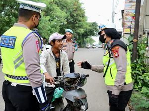 Polisi Tilang 4 Pemotor Lawan Arus di Jl Gas Alam Cimanggis Polisi Tilang 4 Pemotor Lawan Arus di Jl Gas Alam Cimanggis