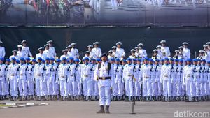 Momen Parade Upacara Militer Peringatan Hardikal Ke-78 di Surabaya