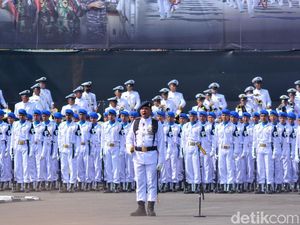 Momen Parade Upacara Militer Peringatan Hardikal Ke-78 di Surabaya