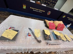 Bukti-bukti Kasus Ponakan Bunuh Paman di Warung Pamulang: Sarung-Golok