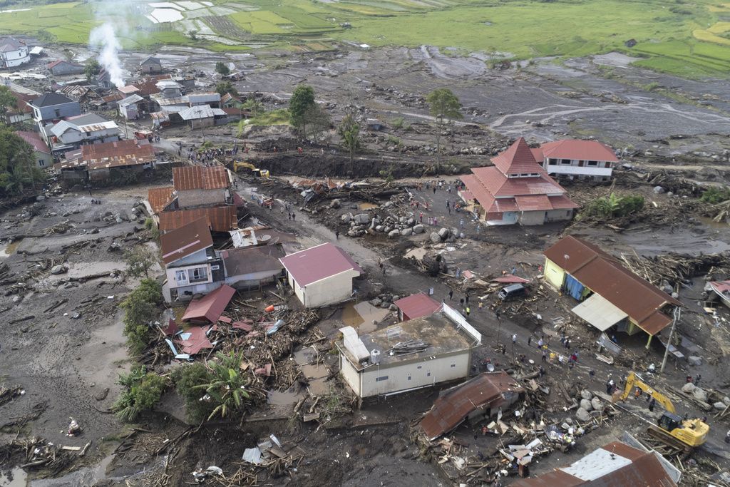 Banjir bandang menerjang sejumlah daerah di Sumatera Barat. Sejumlah rumah hancur hingga korban terus bertambah.