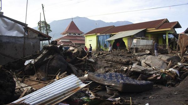 Porak-poranda Permukiman di Sumbar Diterjang Banjir Bandang