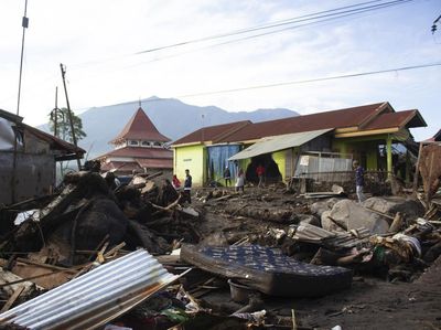 Porak-poranda Permukiman di Sumbar Diterjang Banjir Bandang