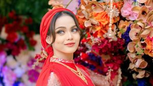 7 Gaya Kondangan Putri Isnari Usai Dinikahi Konglomerat, Perhiasan Emas Disorot