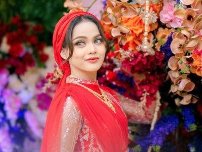 7 Gaya Kondangan Putri Isnari Usai Dinikahi Konglomerat, Perhiasan Emas Disorot
