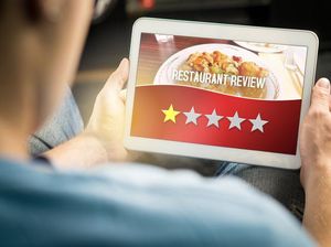 Duh! Turis Ini Ditangkap Polisi Gegara Tulis Ulasan Palsu di Restoran
