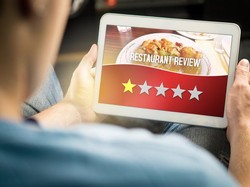 Duh! Turis Ini Ditangkap Polisi Gegara Tulis Ulasan Palsu di Restoran