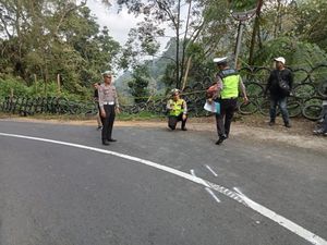 Polisi Tak Temukan Jejak Pengereman Fortuner Terjun ke Jurang Kawasan Bromo Polisi Tak Temukan Jejak Pengereman Fortuner Terjun ke Jurang Kawasan Bromo