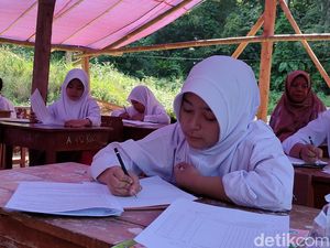 Perjuangan Siswa SD di Pelosok Cianjur Menerjang Jalur Licin-Terjal Perjuangan Siswa SD di Pelosok Cianjur Menerjang Jalur Licin-Terjal