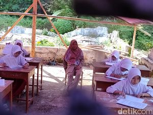 Siswa SDN di Pelosok Cianjur Belajar di Tenda, Pemkab Janjikan Ini Siswa SDN di Pelosok Cianjur Belajar di Tenda, Pemkab Janjikan Ini