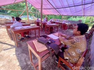 Pilu Siswa SD di Cianjur, Belajar di Tenda Gegara RUang Kelas Ambruk