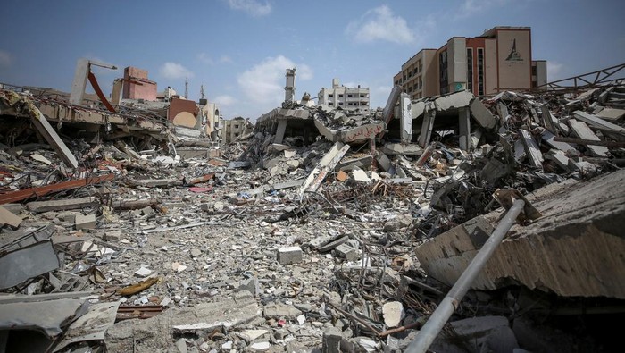 Sederet Gedung Pendidikan di Gaza Hancur Diserang Israel Palestinians pass by a school destroyed during Israels military offensive, amid the ongoing conflict between Israel and the Palestinian Islamist group Hamas, in Gaza City April 28, 2024. REUTERS/Dawoud Abu Alkas