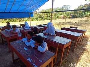 Pilu Siswa SD di Pelosok Cianjur, Kelas Ambruk-Belajar di Tenda Terpal Pilu Siswa SD di Pelosok Cianjur, Kelas Ambruk-Belajar di Tenda Terpal