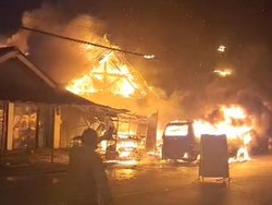 Mobil Terbakar di Jalan Tambak Banyumas, Apinya Menyambar Rumah