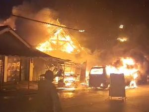 Mobil Terbakar di Jalan Tambak Banyumas, Apinya Menyambar Rumah Mobil Terbakar di Jalan Tambak Banyumas, Apinya Menyambar Rumah