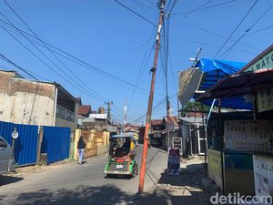 Warga Makassar Keluhkan Tiang di Badan Jalan Kerap Bikin Pengendara Celaka Warga Makassar Keluhkan Tiang di Badan Jalan Kerap Bikin Pengendara Celaka