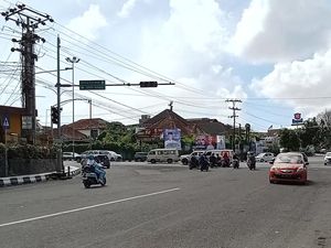Lampu Lalu Lintas Simpang Samsat Palembang Mati, Kendaraan Saling Serobot