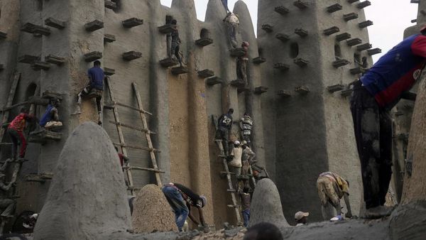 Warga Mali Gotong Royong Plester Ulang Masjid Agung dari Lumpur