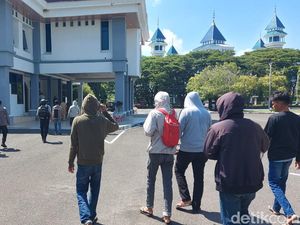 Warga Geruduk Kantor Bupati Pinrang Protes Limbah Pabrik Penggilingan Padi Warga Geruduk Kantor Bupati Pinrang Protes Limbah Pabrik Penggilingan Padi