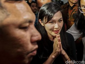 Bungkamnya Sandra Dewi Usai Diperiksa Kejagung 10 Jam Bungkamnya Sandra Dewi Usai Diperiksa Kejagung 10 Jam
