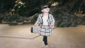 7 Foto Gemas Anak Aurel Liburan Bareng KD, Stylish Pakai Adidas hingga Gucci