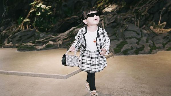 7 Foto Gemas Anak Aurel Liburan Bareng KD, Stylish Pakai Adidas hingga Gucci