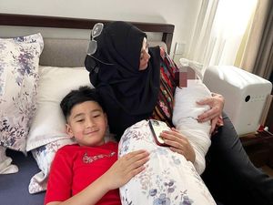 Ibunda Raffi Ahmad Lihat Lily untuk Pertama Kali, Ungkap Harapan Ini Ibunda Raffi Ahmad Lihat Lily untuk Pertama Kali, Ungkap Harapan Ini