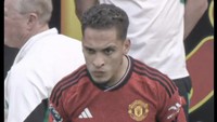 Antony menunjukkan muka seram dan bengis saat masuk sebagai pemain pengganti di laga MU vs Arsenal. (Foto: Twitter)