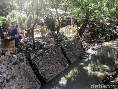 Cegah Banjir, Turap Kali di Kebayoran Jaksel Diperbaiki