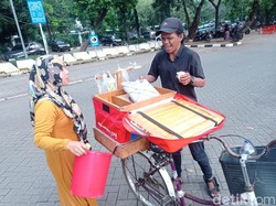 Cuaca Panas Jakarta, Penjual Es Krim di IRTI Monas pun Cuan