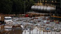 Depot Gas di Brasil Kebanjiran, Tabung Berhamburan