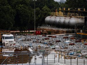 Depot Gas di Brasil Kebanjiran, Tabung Berhamburan