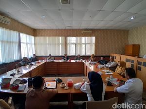 DLH Bone Keluhkan Gaji 295 Satgas Kebersihan Menunggak Setahun DLH Bone Keluhkan Gaji 295 Satgas Kebersihan Menunggak Setahun
