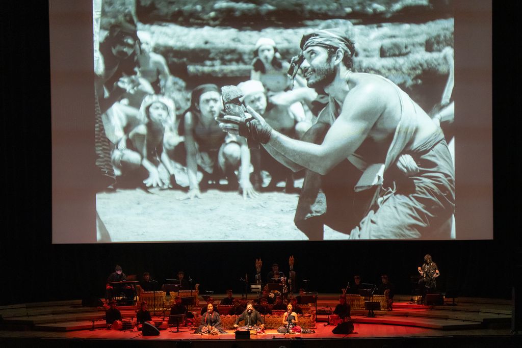 Samsara mengisahkan seorang laki-laki dari keluarga miskin di Bali pada 1930-an. Laki-laki itu melamar kekasihnya, tetapi ditolak oleh orang tuanya yang kaya raya.