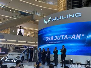 Wuling Rilis Harga Cloud EV, Turun Jadi Rp 300 Jutaan Wuling Rilis Harga Cloud EV, Turun Jadi Rp 300 Jutaan