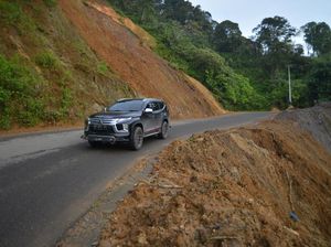 Ngeri! Begini Penampakan Jalur Alternatif Padang-Bukittinggi yang Rawan Longsor